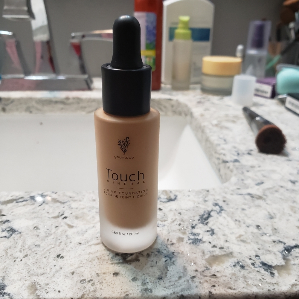 Younique liquid foundation in Tafetta